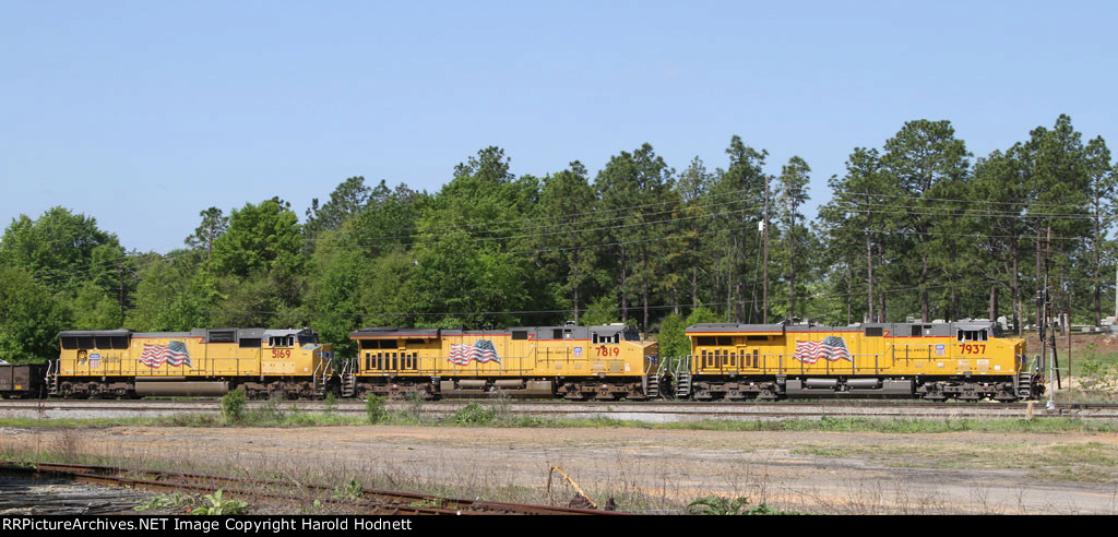 UP 7937, UP 7819, and UP 5169 lead CSX train S614 towards the yard
